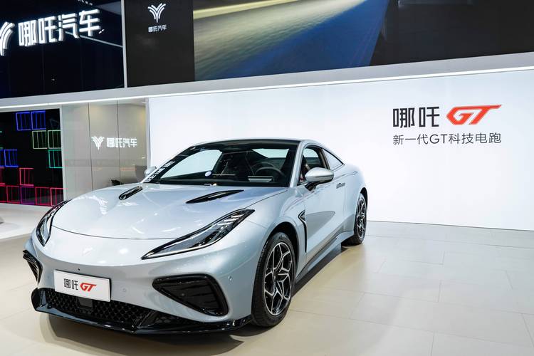 东莞283哪吒汽车在智能汽车领域的表现，领途汽车在新能源汽车市场中的影响力